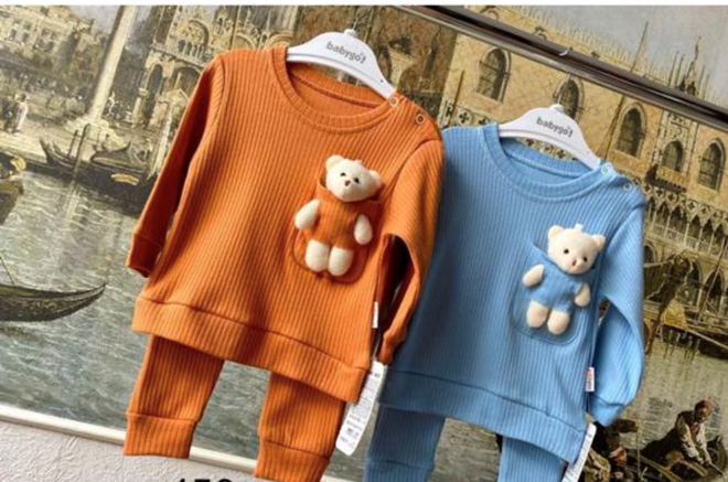 Костюм двойка: кофточка и штанишки. С игрушкой. Размер: 6м, 1г., 18 м, 24м, Цвет: оранжевый и бледно васильковый